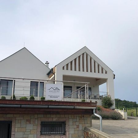 Legyesbenye Aszuvilag Rezidencia With Sauna & Jacuzzi מראה חיצוני תמונה