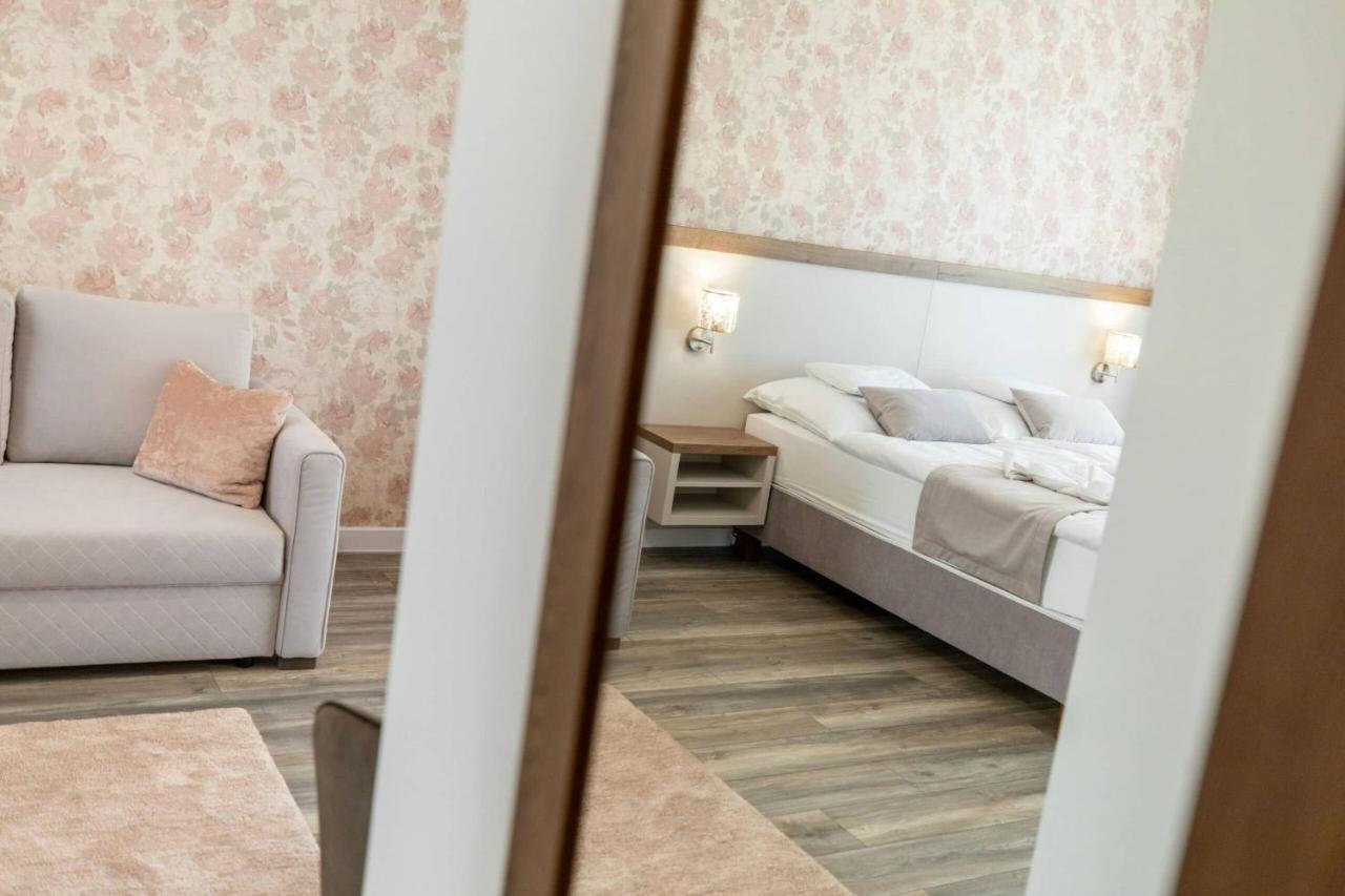 Legyesbenye Aszuvilag Rezidencia With Sauna & Jacuzzi מראה חיצוני תמונה