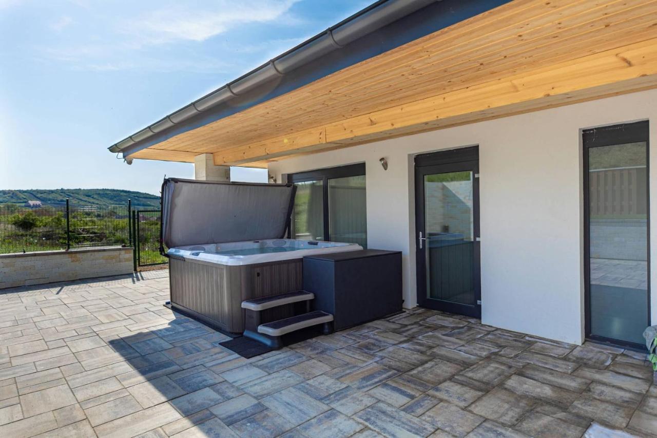 Legyesbenye Aszuvilag Rezidencia With Sauna & Jacuzzi מראה חיצוני תמונה