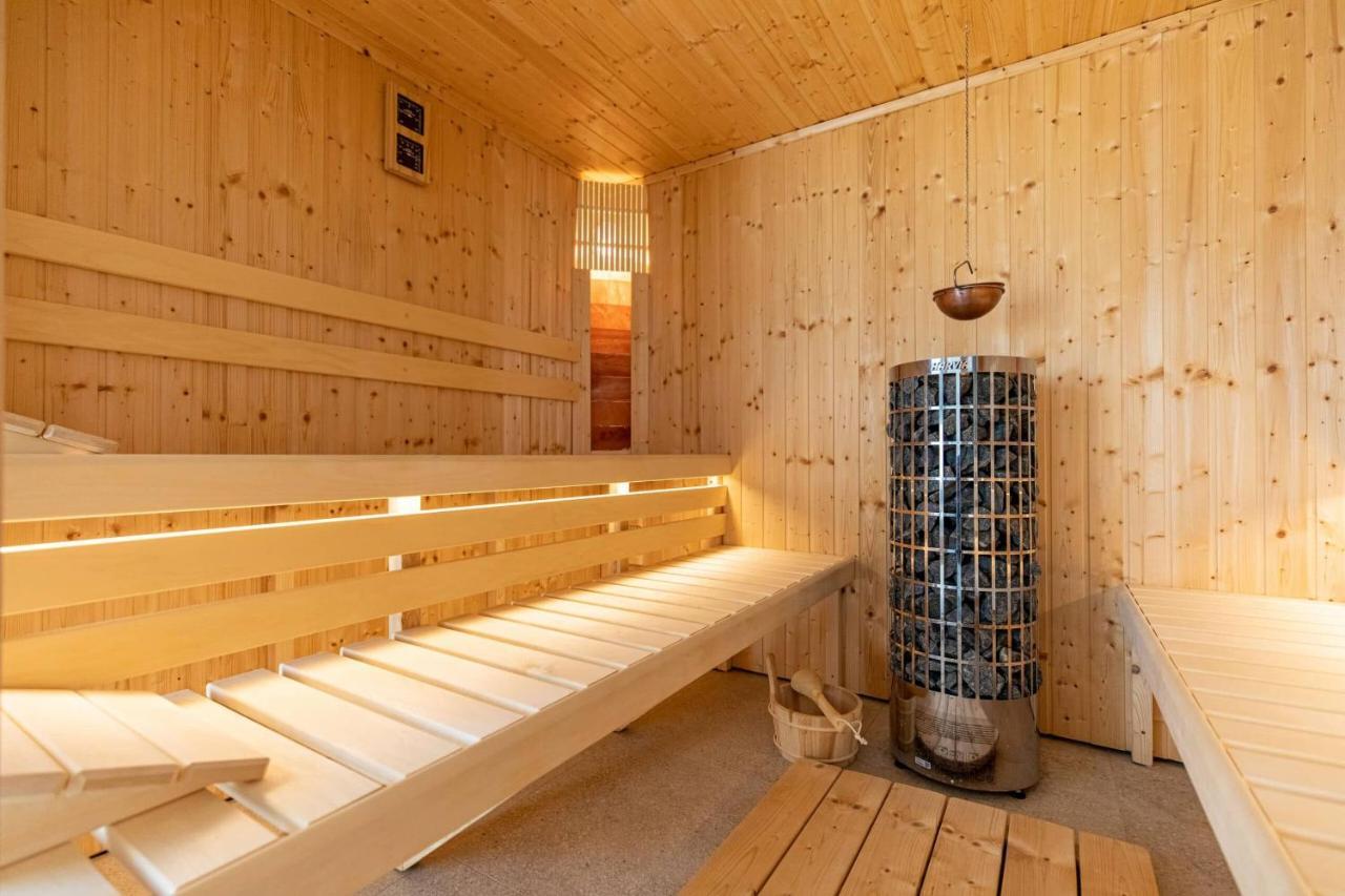 Legyesbenye Aszuvilag Rezidencia With Sauna & Jacuzzi מראה חיצוני תמונה