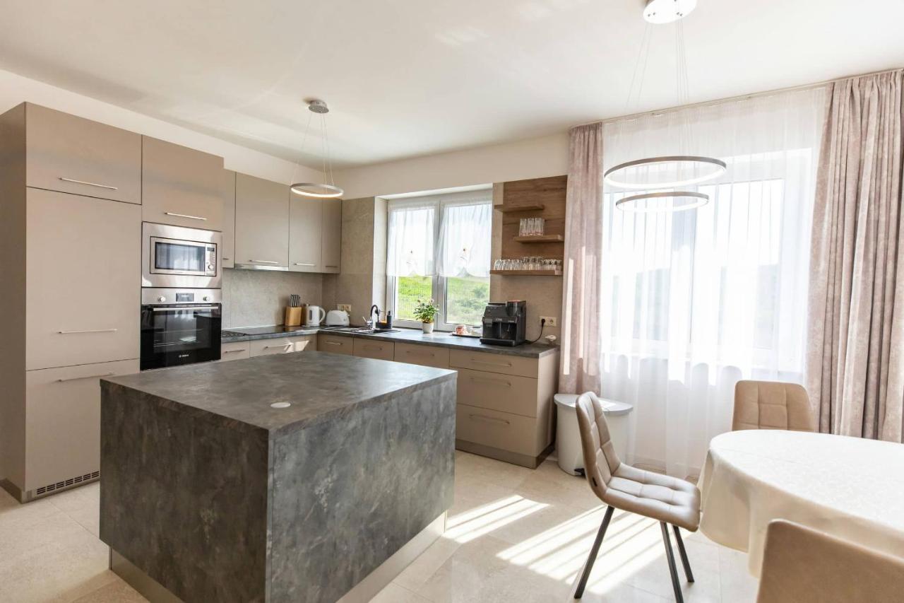 Legyesbenye Aszuvilag Rezidencia With Sauna & Jacuzzi מראה חיצוני תמונה