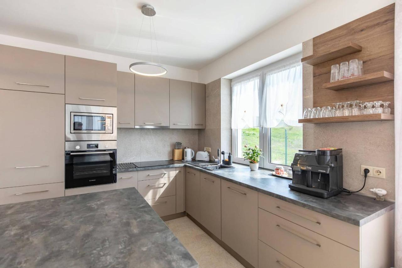 Legyesbenye Aszuvilag Rezidencia With Sauna & Jacuzzi מראה חיצוני תמונה