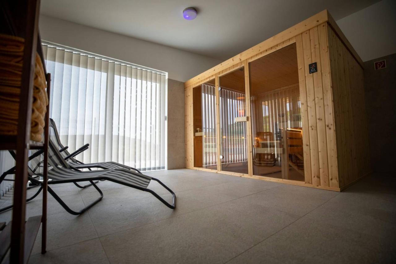 Legyesbenye Aszuvilag Rezidencia With Sauna & Jacuzzi מראה חיצוני תמונה