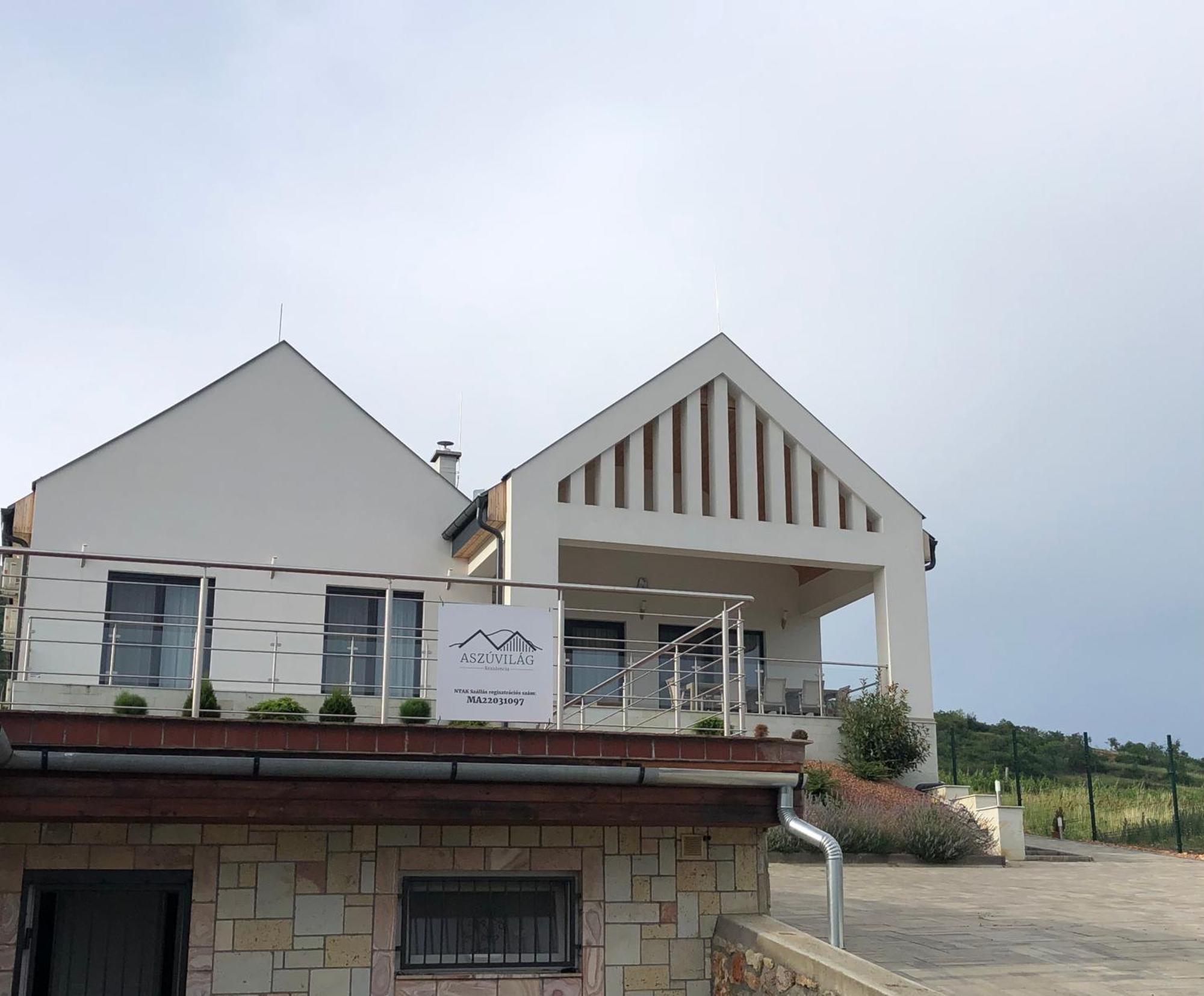 Legyesbenye Aszuvilag Rezidencia With Sauna & Jacuzzi מראה חיצוני תמונה