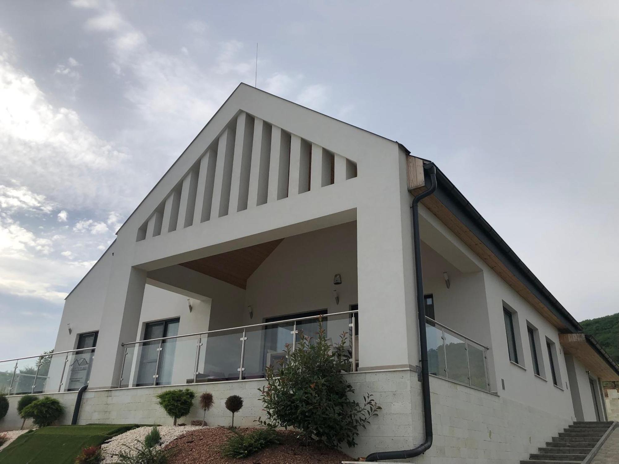 Legyesbenye Aszuvilag Rezidencia With Sauna & Jacuzzi מראה חיצוני תמונה