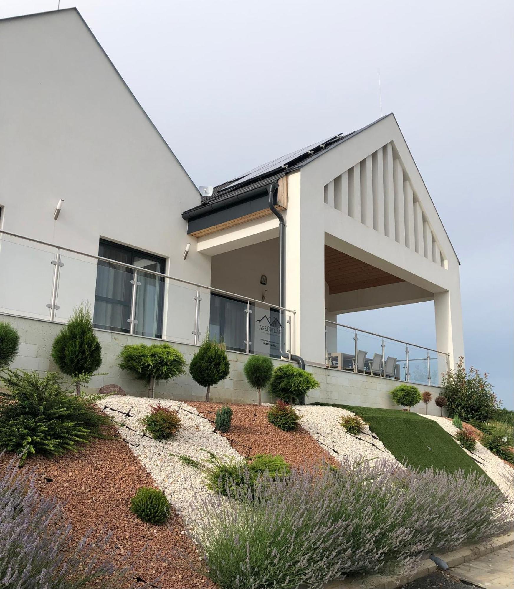 Legyesbenye Aszuvilag Rezidencia With Sauna & Jacuzzi מראה חיצוני תמונה